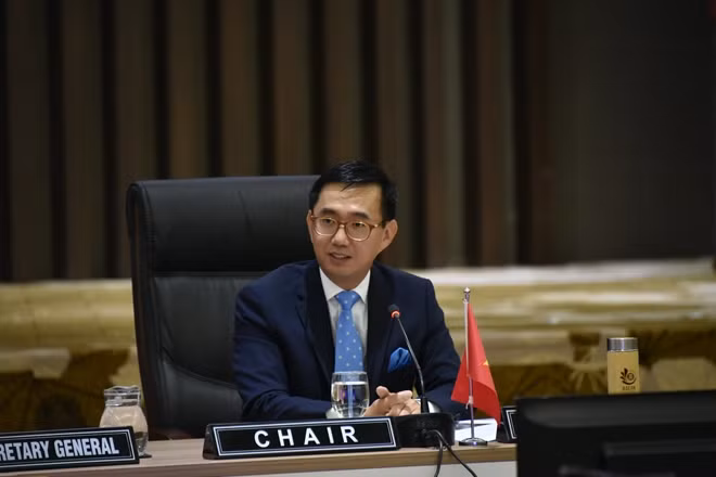 Đại sứ Trần Đức Bình, Trưởng Phái đoàn Đại diện Thường trực Việt Nam tại ASEAN chủ trì Hội nghị.
