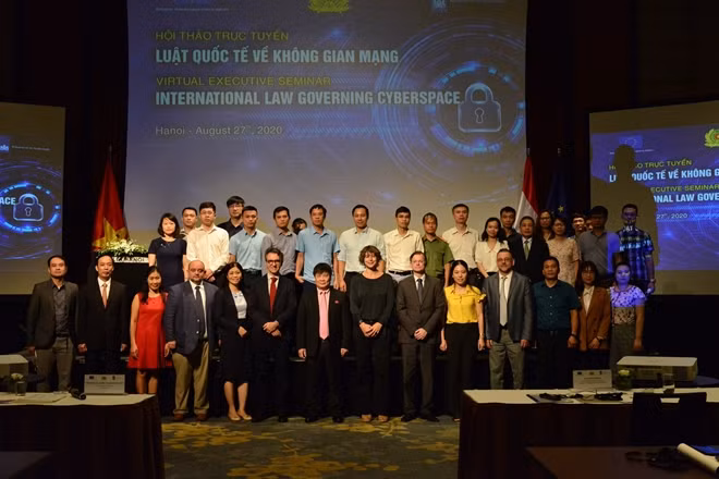 Các đại biểu ở đầu cầu Hà Nội chụp ảnh lưu niệm tại hội thảo.