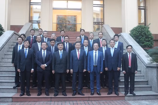 Bộ trưởng Tô Lâm, Cố vấn đặc biệt Tập đoàn báo Mainichi Tsuneda Teruo chụp ảnh lưu niệm cùng lãnh đạo Bộ Công an và các thành viên trong đoàn.