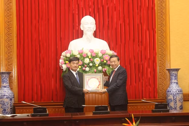 Bộ trưởng Tô Lâm tặng quà Cố vấn đặc biệt Tập đoàn báo Mainichi Tsuneda Teruo.