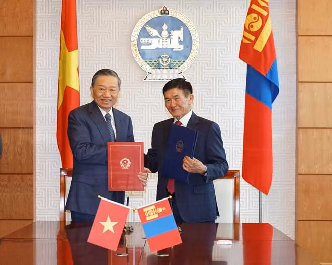 Bộ trưởng Tô Lâm và Bộ Tư pháp và Nội vụ Mông Cổ trao cho nhau Hiệp định dẫn độ vừa ký kết. Bộ trưởng Tô Lâm và Bộ Tư pháp và Nội vụ Mông Cổ trao cho nhau Hiệp định dẫn độ vừa ký kết.