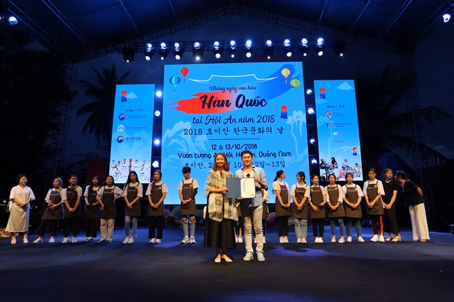Bà Park hyejin, Giám đốc Trung tâm Văn hóa Hàn Quốc trao giấy khen cho Học viện làm đẹp