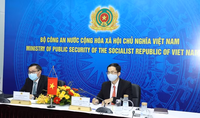 Đại tá Nguyễn Hoa Chi, Phó Cục trưởng Cục đối ngoại, Trưởng đoàn đại diện Bộ Công an Việt Nam (phải) phát biểu tại hội thảo. ảnh: Thu Trang