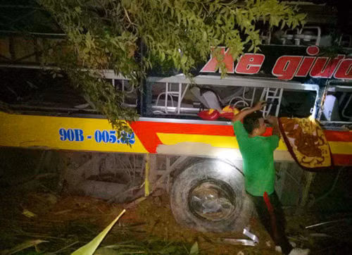 Xe khách nằm dưới vực sâu khoảng 70 m ở đèo Lò Xo. Ảnh: Nhật Hạ
