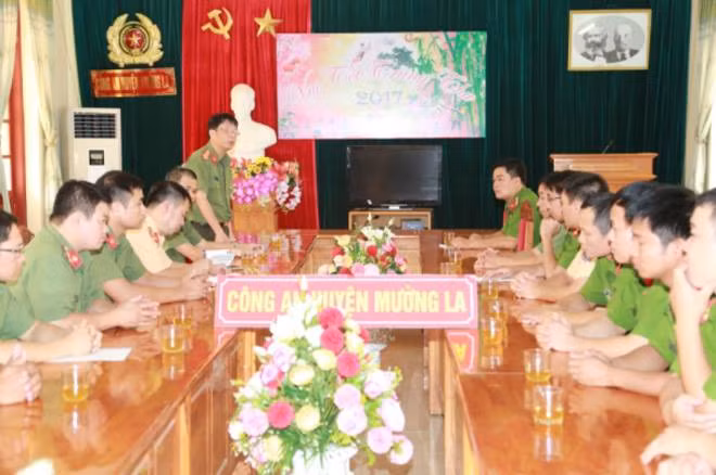 Thượng tá Phạm Quang Khải, Phó Tổng Biên tập Báo CAND cùng đoàn công tác đến thăm Công an huyện Mường La và chia sẻ câu chuyện về tấm lòng thiện nguyện của bé Bùi Dương Tuệ Minh.