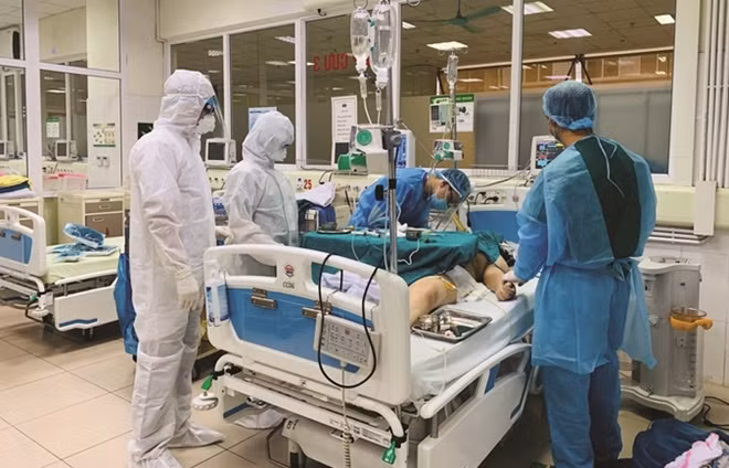 Các bác sĩ Bệnh viện Bệnh nhiệt đới Trung ương điều trị cho một bệnh nhân nghi nhiễm COVID-19. ảnh: Tuấn Trình