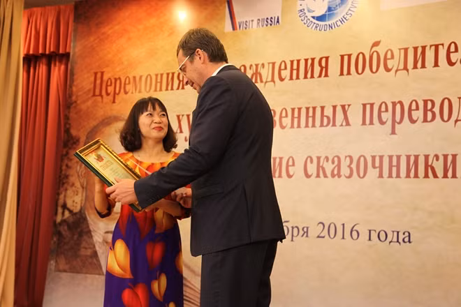 Phó Giám đốc Cơ quan Hợp tác Liên bang – LB Nga Ông Phrolov Aleksey Vladimirovich trao giải cho dịch giả đoạt giải nhất