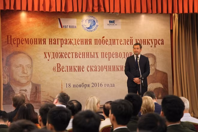 Phó Giám đốc Cơ quan Hợp tác Liên bang – LB Nga Ông Phrolov Aleksey Vladimirovich phát biểu tại lễ trao giải