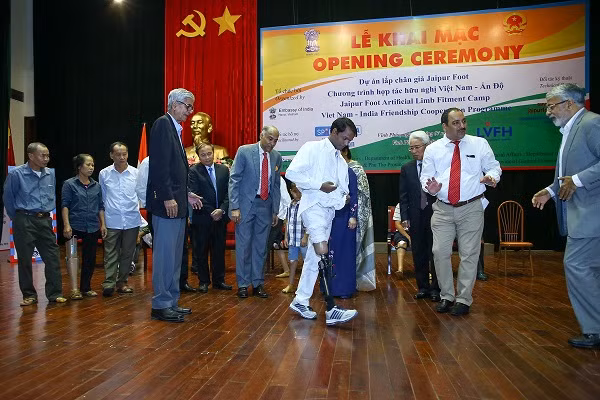 Một người khuyết tật đi lại bằng chiếc chân giả Jaipur Foot
