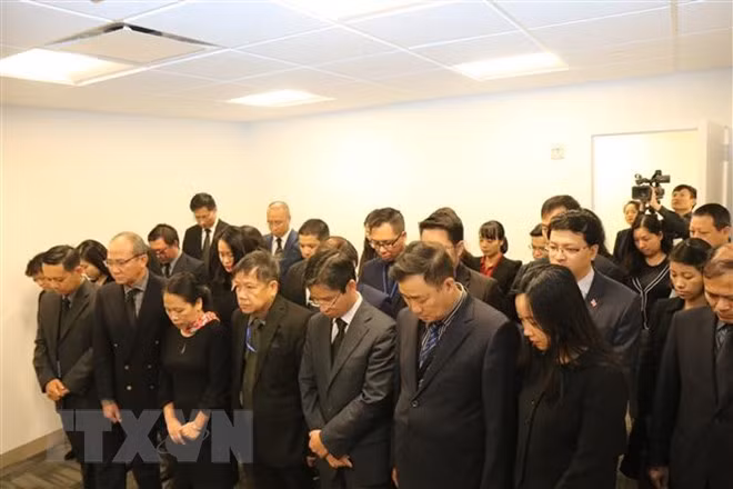Cán bộ, nhân viên Phái đoàn Thường trực Việt Nam tại Liên hợp quốc dành một phút mặc niệm Chủ tịch nước Trần Đại Quang. Ảnh: Hoài Thanh Cán bộ, nhân viên Phái đoàn Thường trực Việt Nam tại Liên hợp quốc dành một phút mặc niệm Chủ tịch nước Trần Đại Quang. Ảnh: Hoài Thanh