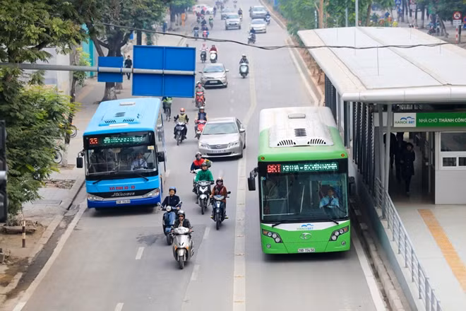 Áp dụng vé điện tử liên thông sẽ giúp người sử dụng phương tiện công cộng không phải “thủ” hàng loạt loại thẻ vé khác nhau.