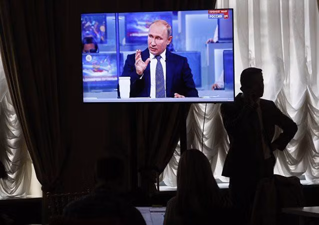 Người dân đang dõi theo Tổng thống Putin. Ảnh: Sputnik