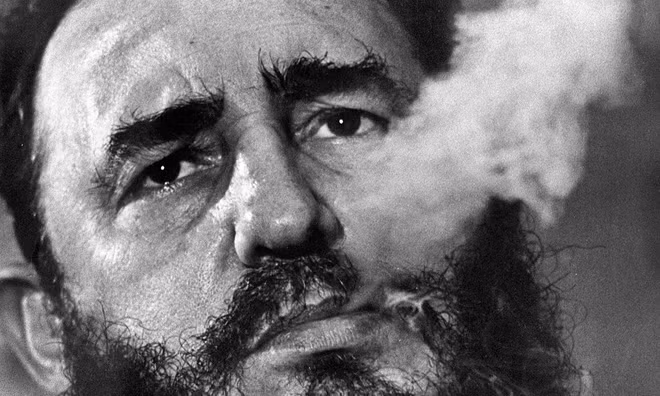 Fidel Castro “nhả” khói xì gà trong cuộc trả lời phỏng vấn tại Phủ Tổng thống ở Havana. ảnh: AP