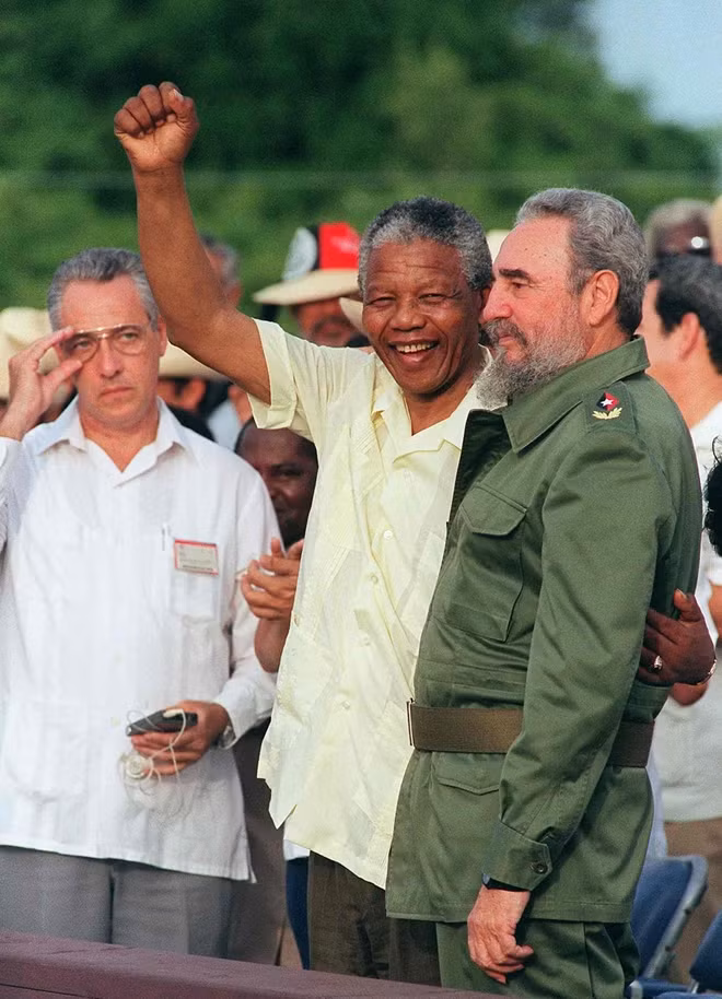 Fidel Castro và cố Tổng thống Nam Phi Nelson Mandela trong cuộc gặp ở Mantazas năm 1991. ảnh: Getty Imagine.