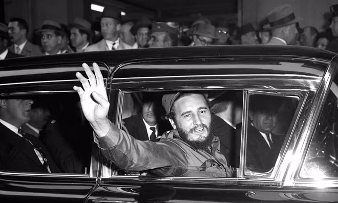 Fidel Castro bên ngoài khách sạn Statler trong chuyến công du tới New York, Mỹ: ảnh: The NY Daily News.