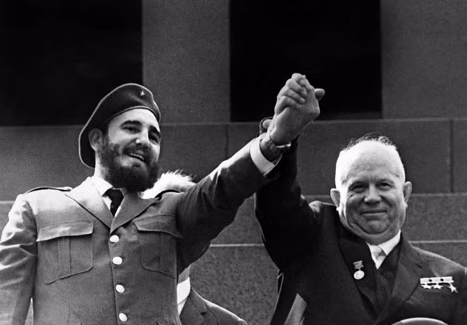 Fidel Castro và nhà lãnh đạo Liên Xô (cũ) Nikita Khruschev trong chuyến công du chính thức kéo dài 4 tuần ở Moscow năm 1963. ảnh: OFF