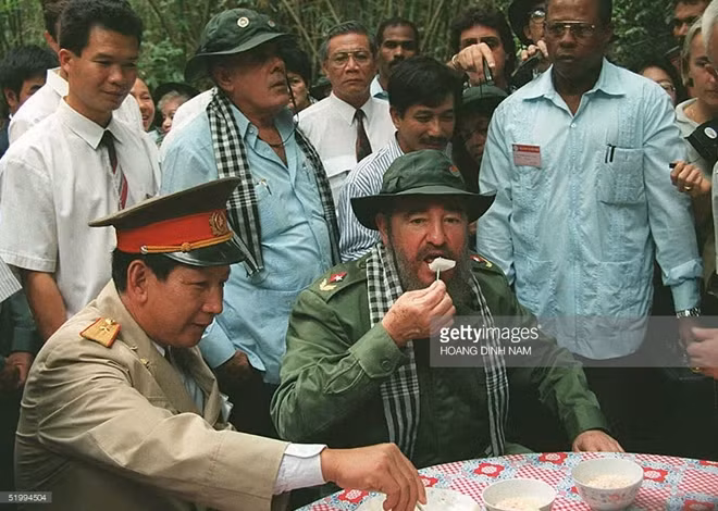 Đồng chí Fidel Castro thử món ăn thời chiến của bộ đội Việt Nam trong chuyến thăm địa đạo Củ Chi. ảnh: Getty Imagine.