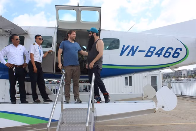 Đạo diễn Jordan Vogt-Roberts (ngoài cùng bên phải) và đạo diễn Gareth Edwards (người mặc áo xanh) lên thủy phi cơ