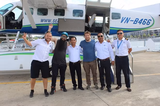 Hai đạo diễn và các thành viên cùng đoàn chụp ảnh kỷ niệm tại sân bay Nội Bài trước khi đi thăm Vịnh Hạ Long bằng thủy phi cơ