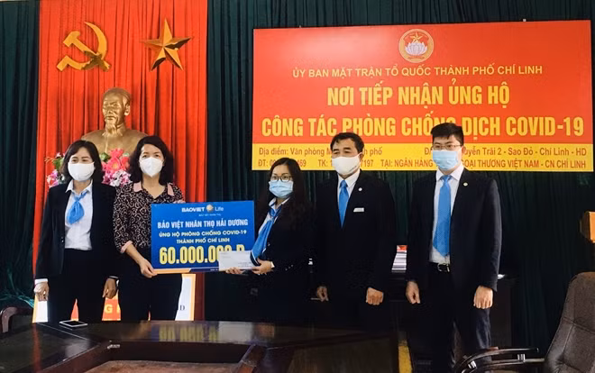 Đại diện Tổng Công ty Bảo Việt Nhân thọ trao tặng số tiền ủng hộ cho TP Chí Linh, tỉnh Hải Dương 60 triệu đồng.