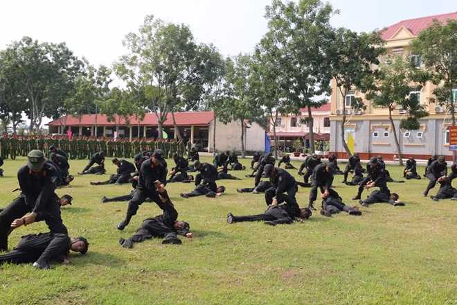 Lực lượng đặc nhiệm của Trung đoàn CSCĐ Tây Nam Bộ, biểu diễn võ thuật tại lễ phát động thi đua thực hiện Cuộc vận động.