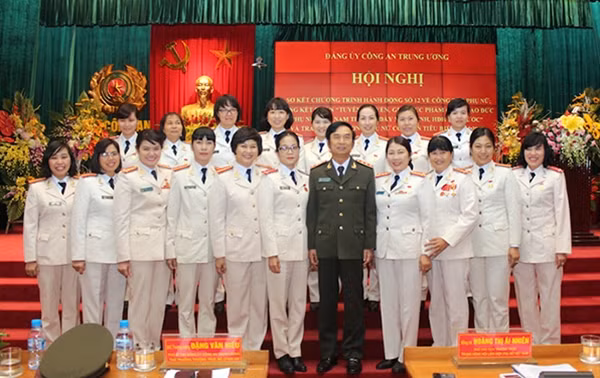 Thứ trưởng Thường trực Đặng Văn Hiếu chụp ảnh lưu niệm cùng các phụ nữ đoạt giải.