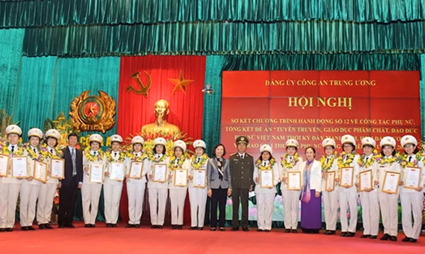 Thứ trưởng Thường trực Đặng Văn Hiếu cùng các đại biểu trao giải thưởng Phụ nữ Công an tiêu biểu năm 2015.