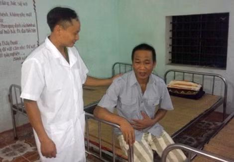 Bác sỹ Kiều Văn Hưng thăm khám sức khỏe cho phạm nhân.