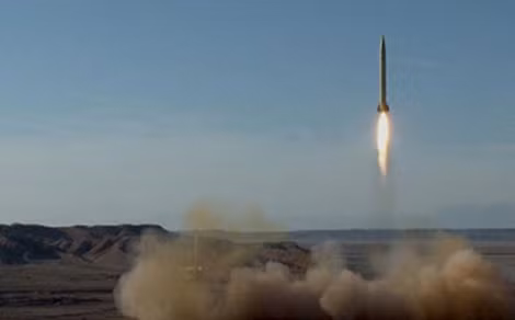 Hình ảnh một tên lửa được thử nghiệm tại địa điểm bí mật ở Iran đăng tải trên trang web của Vệ binh Cách mạng. Ảnh: Reuters.