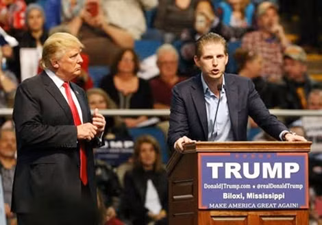 Ông Donald Trump (bìa trái) và con trai Eric Trump trong chiến dịch tranh cử Tổng thống Mỹ.