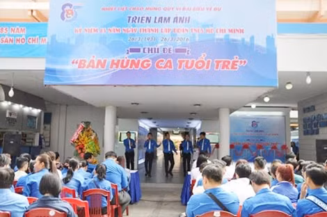 Biểu diễn nghệ thuật trước giờ khai mạc triển lãm.