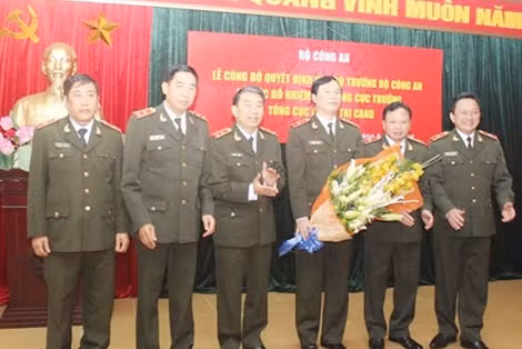 Lãnh đạo Tổng cục Chính trị CAND chúc mừng Thiếu tướng Bùi Minh Giám.