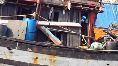 Thân tàu và nhiều vật dụng bị vụ nổ làm hư hỏng.