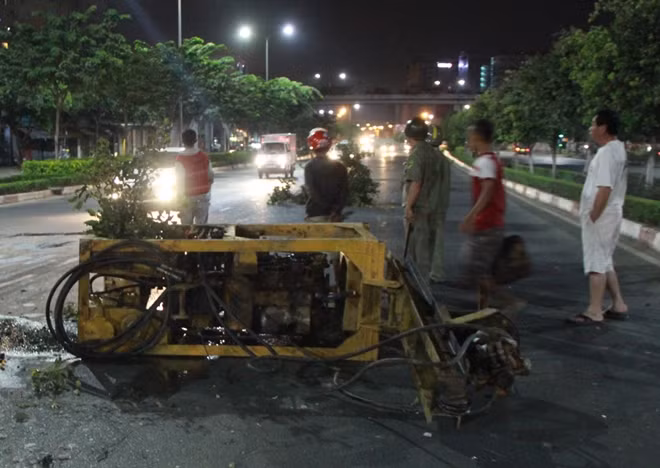 Thiết bị xây dựng trên xe tải cẩu văng xuống đường sau va chạm