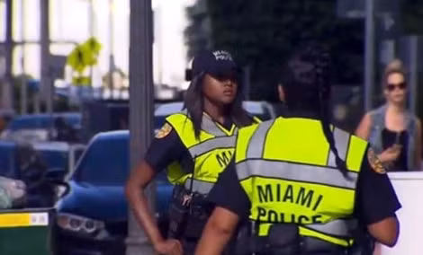 Raymonvil trong trang phục cảnh sát Miami.