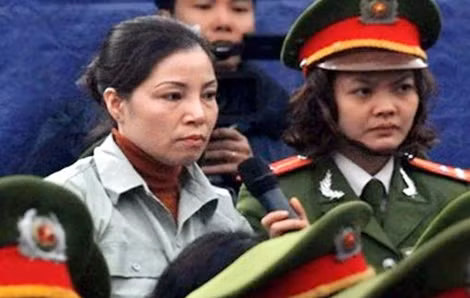 Nữ tử tù Nguyễn Thị Huệ (trái).