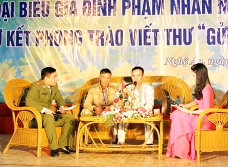 Phạm nhân Hà Tuấn Duyệt giao lưu cùng người thân tại Hội nghị Đại biểu gia đình phạm nhân (tháng 1- 2016).