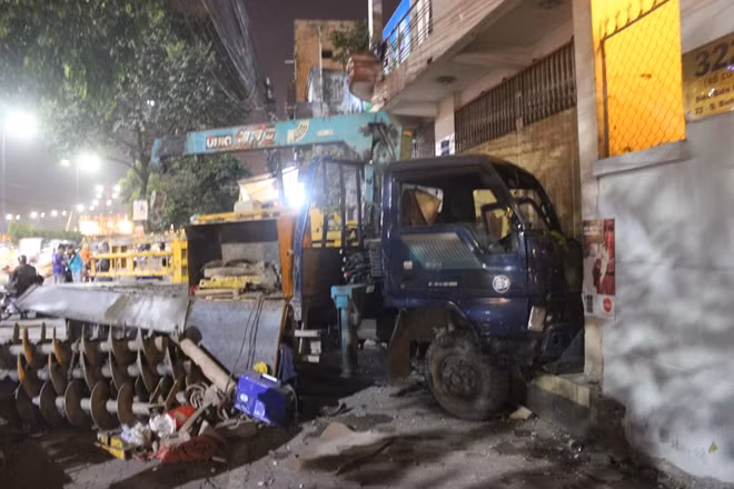 Xe cầu chỉ dừng lại khi lao vào nhà dân