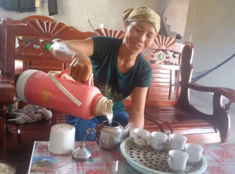 Bà Vũ Thị Xuân chỉ tủm tỉm cười khi nhắc đến chuyện cũ.
