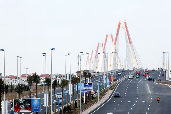 Cầu Nhật Tân - một công trình trọng điểm có ý nghĩa quan trọng với phát triển kinh tế, xã hội của Việt Nam, được xây dựng từ nguồn vốn ODA và kỹ thuật Nhật Bản. Ảnh: Thiện Hoàng. Cầu Nhật Tân - một công trình trọng điểm có ý nghĩa quan trọng với phát triển kinh tế, xã hội của Việt Nam, được xây dựng từ nguồn vốn ODA và kỹ thuật Nhật Bản. Ảnh: Thiện Hoàng.