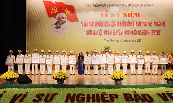 Đồng chí Hoàng Thị Thúy Lan trao Huy chương Chiến sỹ vẻ vang hạng Nhì tặng CBCS Công an tỉnh Vĩnh Phúc.