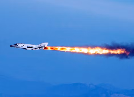 Tàu vũ trụ SpaceShipTwo bốc cháy trong không trung sau khi tách khỏi tên lửa đẩy.