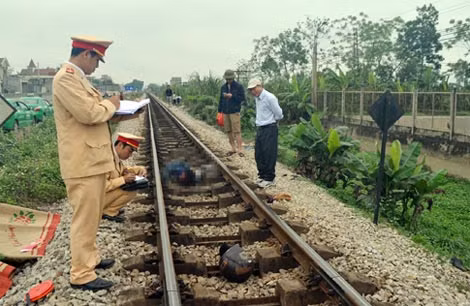 CSGT đang lập biên bản tại hiện trường. CSGT đang lập biên bản tại hiện trường.