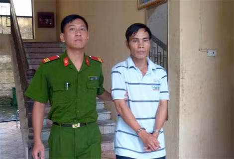 Lực lượng Công an dẫn giải đối tượng Hoàng Văn Chủ. Lực lượng Công an dẫn giải đối tượng Hoàng Văn Chủ.
