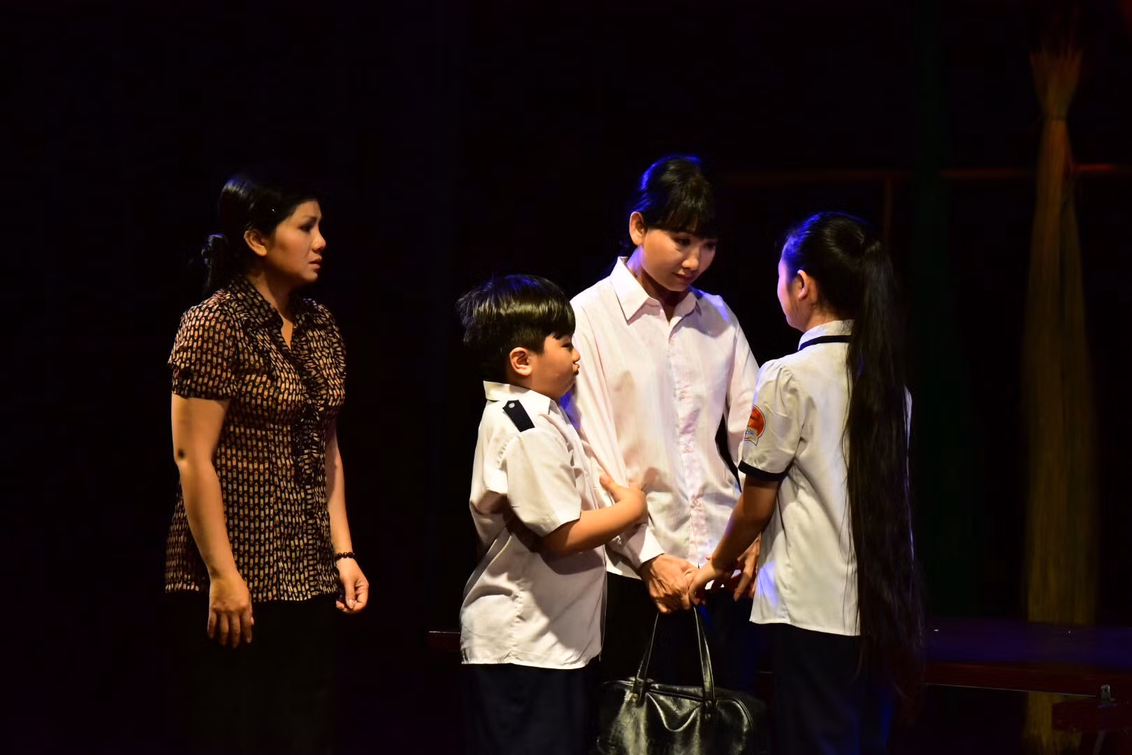 Mỹ Uyên vào vai cô em chấp nhận "làm vợ trả nợ" với bí mật bị giấu kín 15 năm nhiều ẩn ức. Vai diễn của chị được đánh giá là xuất sắc.