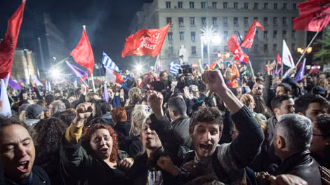 Hàng ngàn người ủng hộ Syriza đã đổ xuống đường tụ tập trước Đại học Athens để mừng chiến thắng đêm 25/1. Hàng ngàn người ủng hộ Syriza đã đổ xuống đường tụ tập trước Đại học Athens để mừng chiến thắng đêm 25/1.