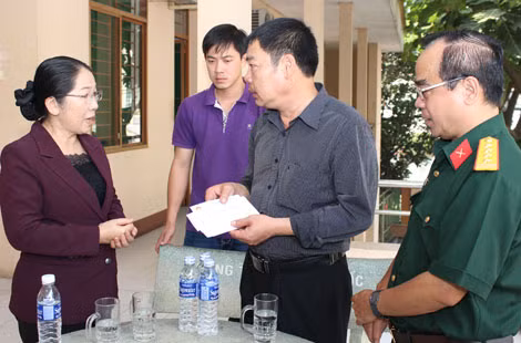 Đại diện Bộ Quốc phòng đến thăm hỏi gia đình các quân nhân hy sinh.