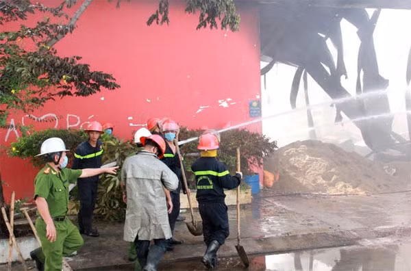 Lực lượng chức năng đang tiến hành khám nghiệm hiện trường và điều tra nguyên nhân vụ cháy. Lực lượng chức năng đang tiến hành khám nghiệm hiện trường và điều tra nguyên nhân vụ cháy.