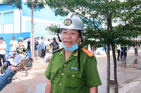 Đại tá Nguyễn Phong – P. Giám đốc Sở CS PCCC Đà Nẵng, chỉ huy trưởng trực tiếp chỉ đạo lực lượng chữa cháy ngay tại hiện trường. Đại tá Nguyễn Phong – P. Giám đốc Sở CS PCCC Đà Nẵng, chỉ huy trưởng trực tiếp chỉ đạo lực lượng chữa cháy ngay tại hiện trường.