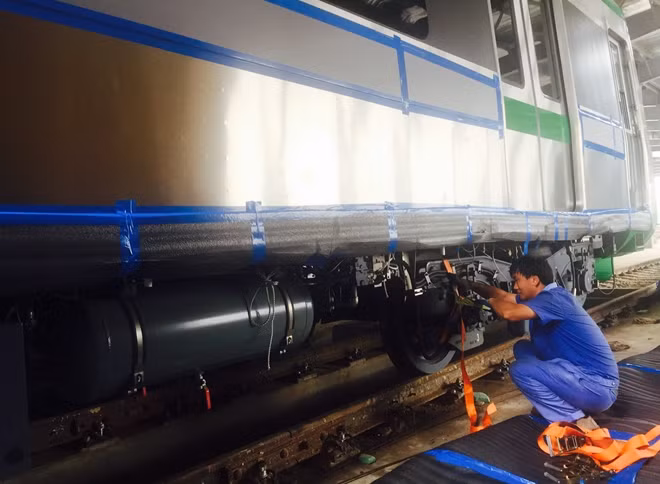 Các kỹ sư người Trung Quốc vẫn đang hoàn thiện việc lắp ráp toa tàu